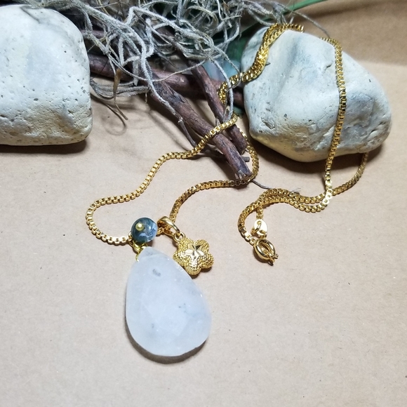 Solar quartz and gold necklace - Picture 2 of 5